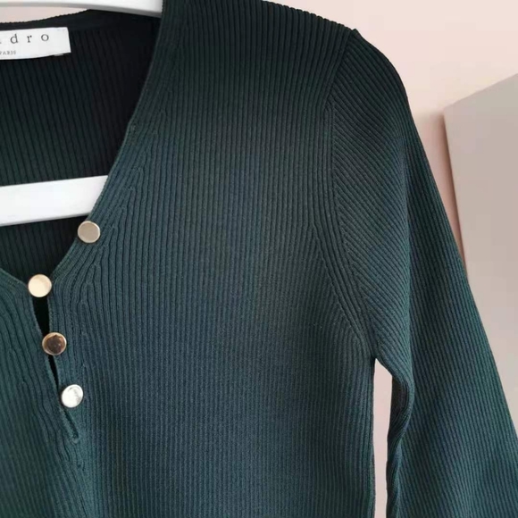 ❌SOLD❌ dark green blouse - Picture 3 of 3